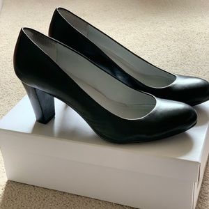 Simple Black Calvin Klein leather pumps